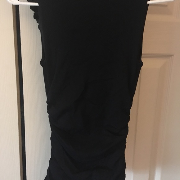 Beautiful NWOT black v-neck Rose top - Picture 2 of 7